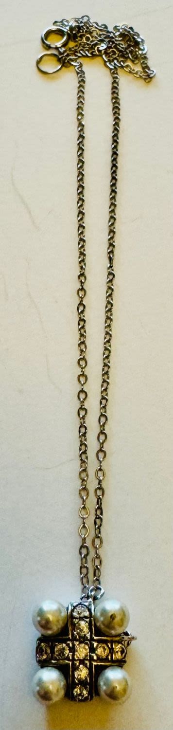 Lot 427: Pearl sterling necklace - clear stones