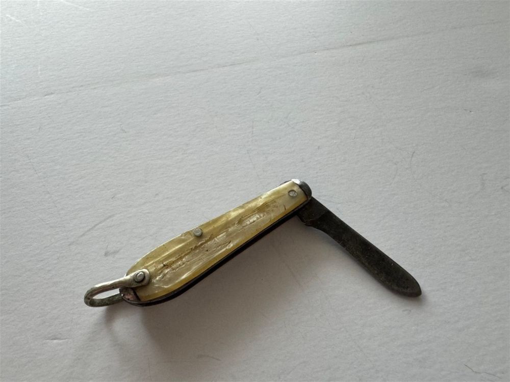 Lot 171: Paragon Oil miniature pocket knife Utica NY
