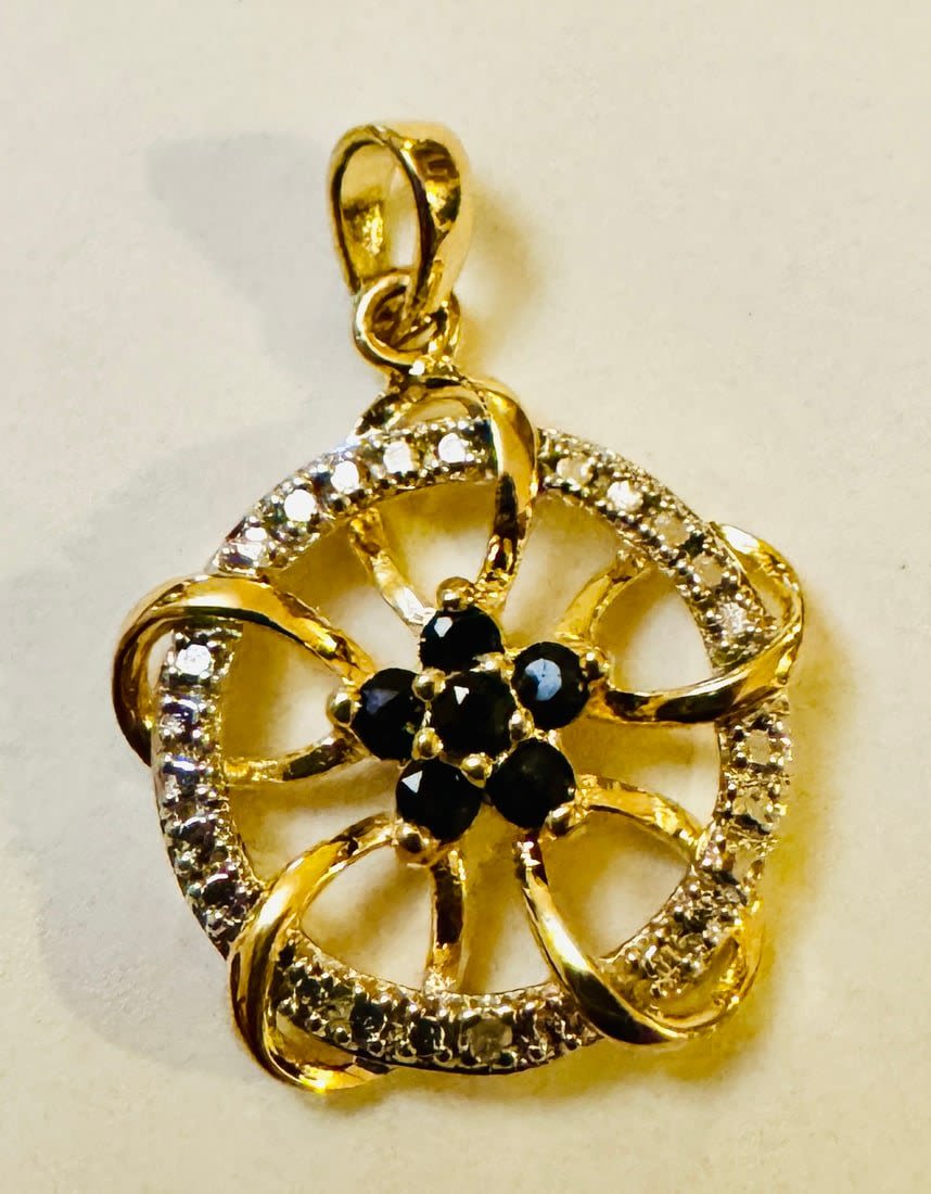 Lot 256: Vermeil sapphire pendant round