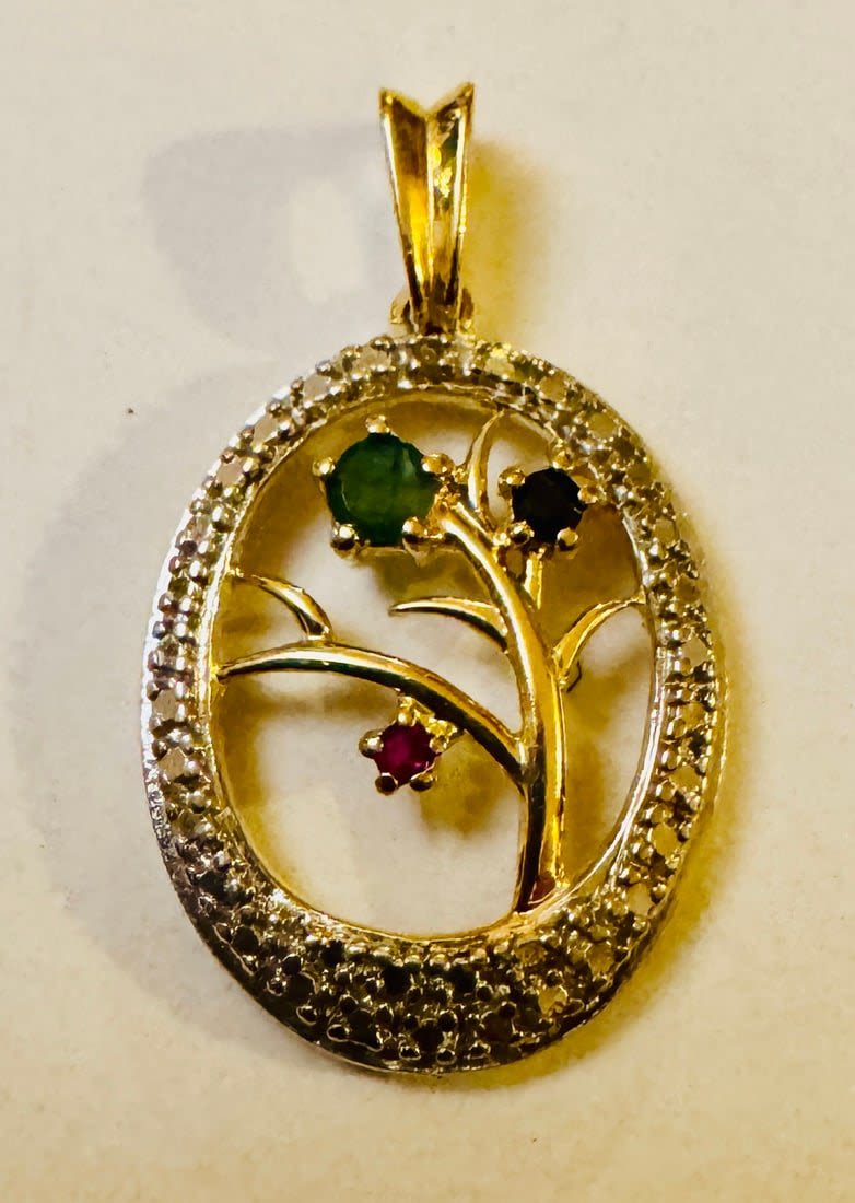 Lot 259: Flower vermeil pendant emerald, ruby and sapphire
