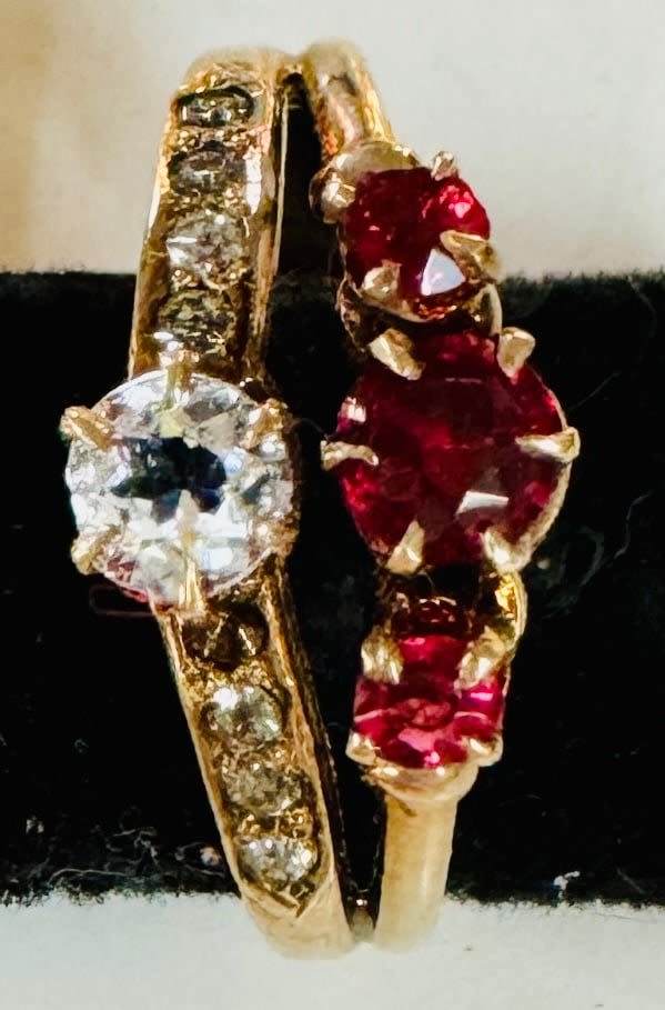 Lot 512: Diamond garnet gold ring