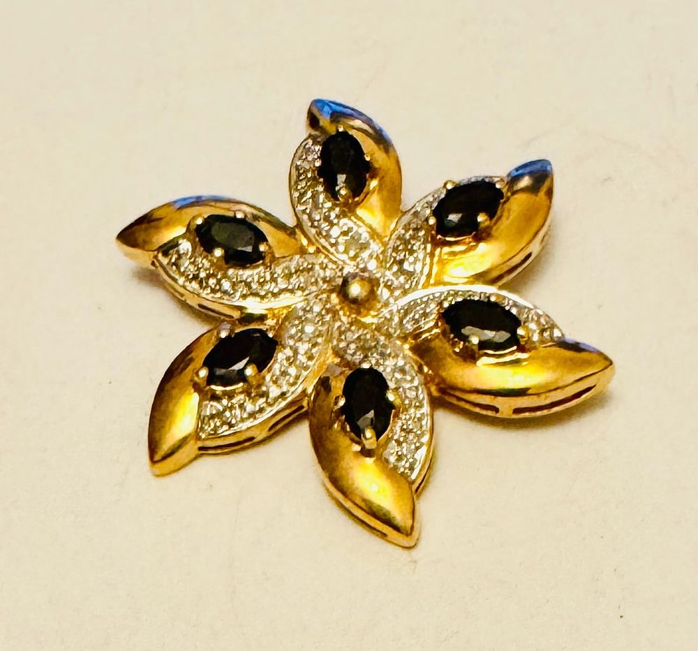 Lot 171: Vermeil star sapphire pendant