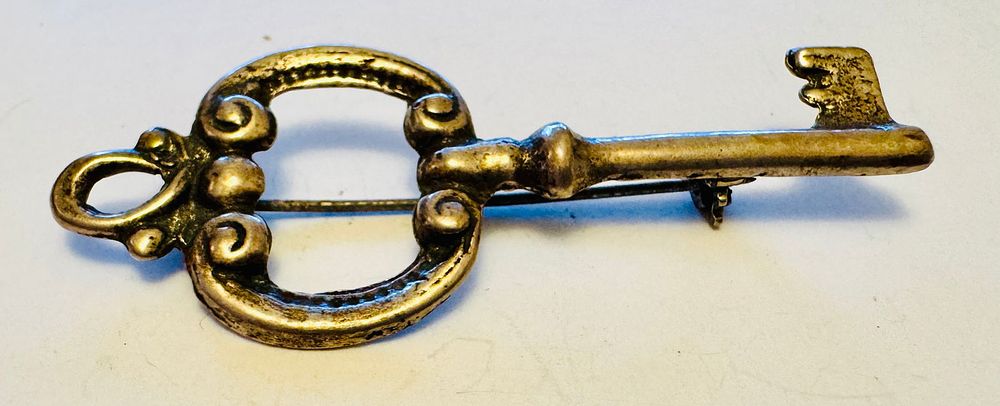 Lot 184: Sterling key pin vintage