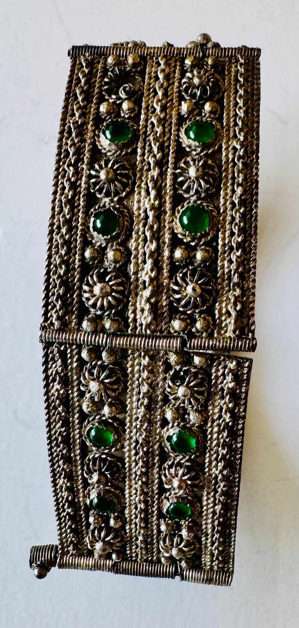Lot 201: Antique bracelet/green stones