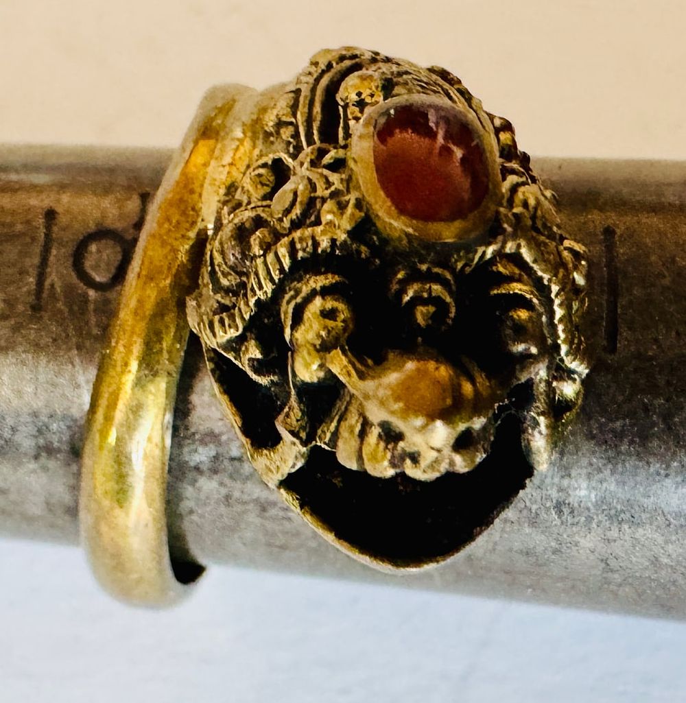 Lot 215: Dragon ring with stone