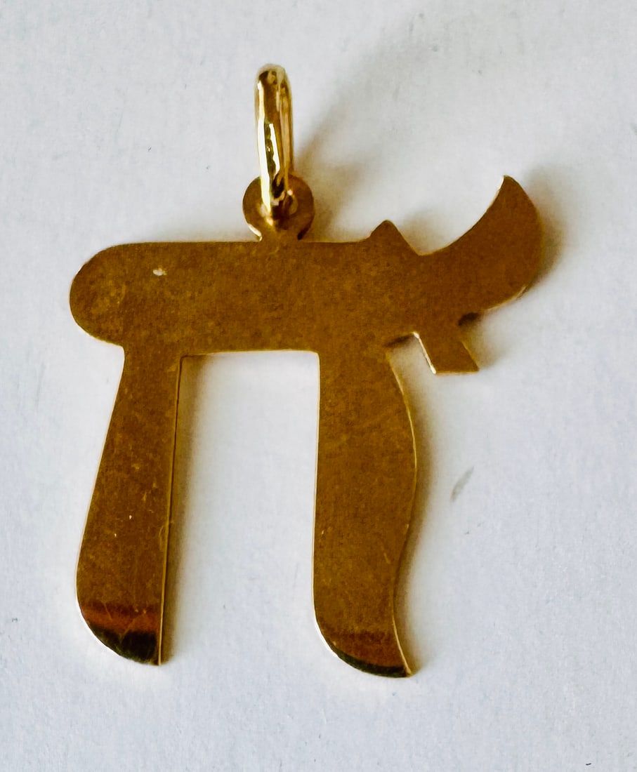 Lot 217: 14k gold Italian Chai