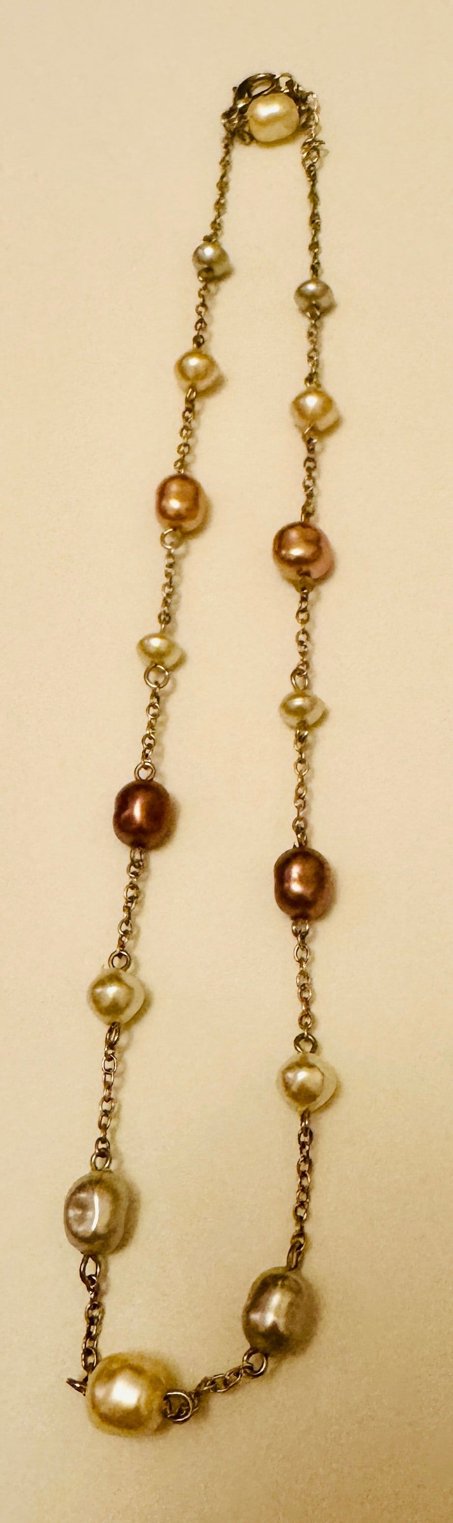 Lot 234: Pearl multi color necklace