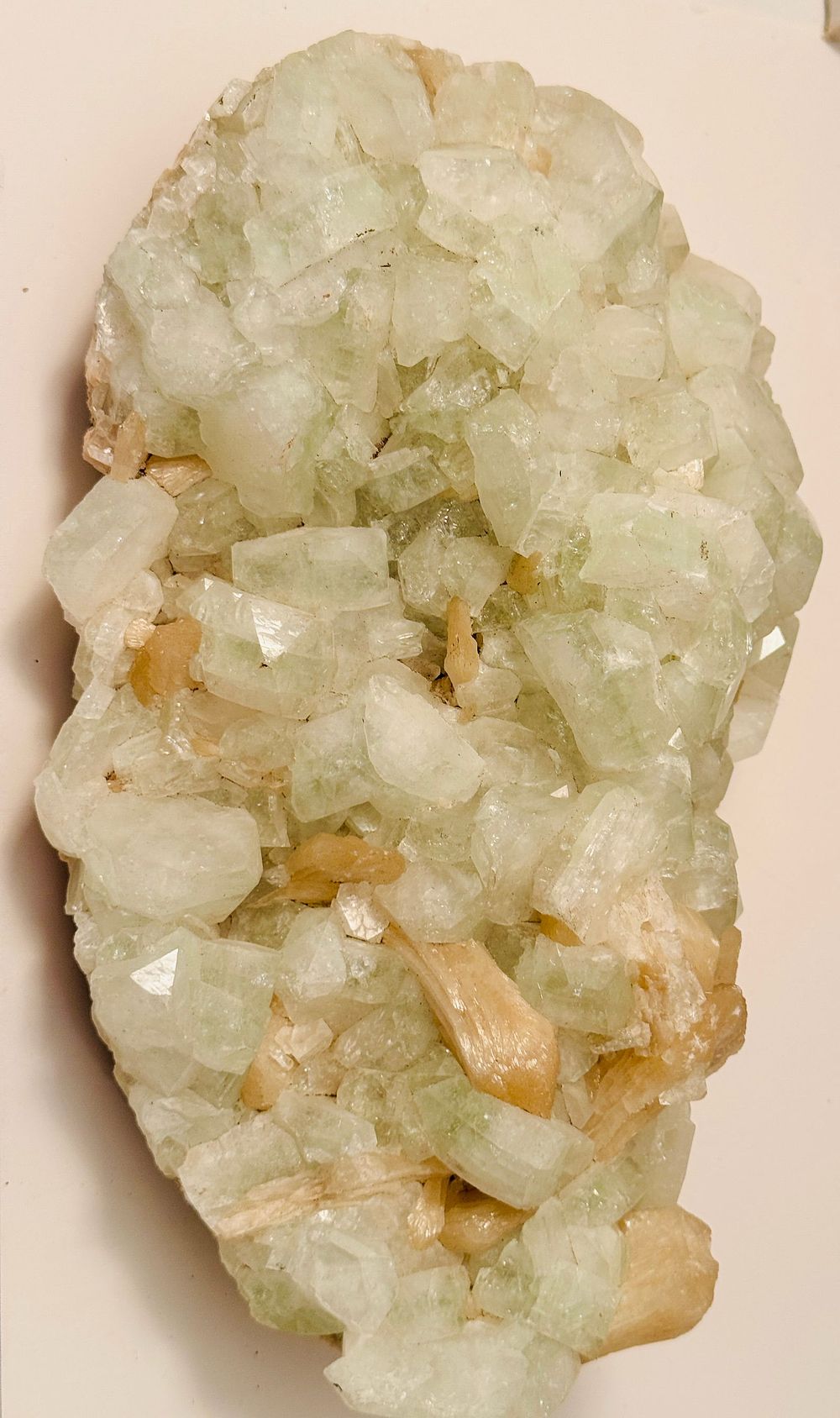 Lot 258: Mineral specimen Apophyllite and stilbite