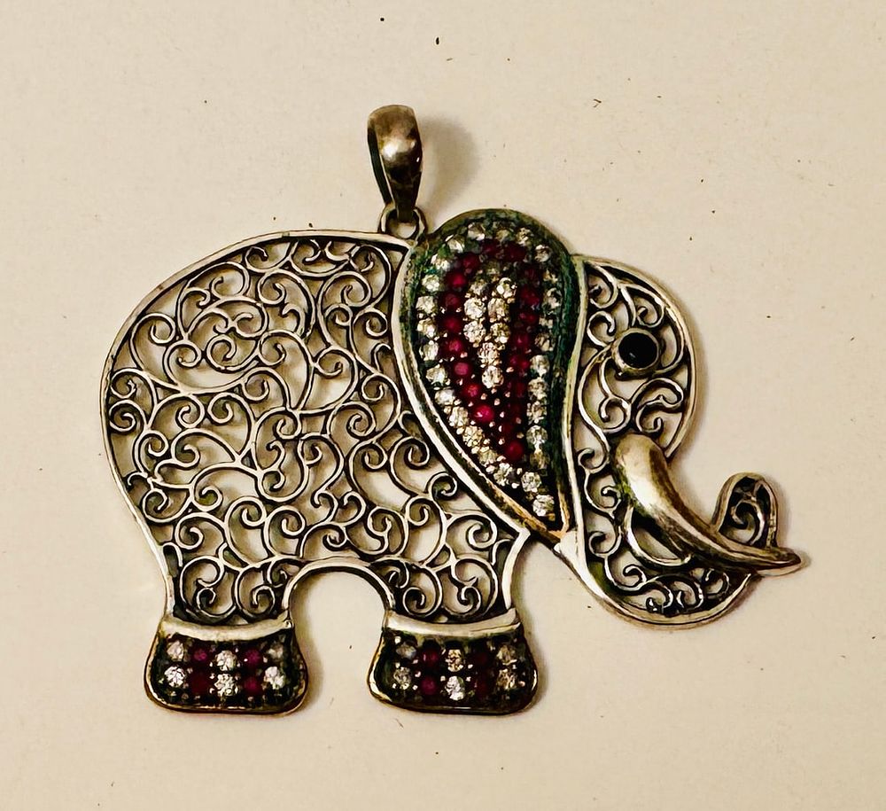 Lot 261: Sterling elephant pendant with stones