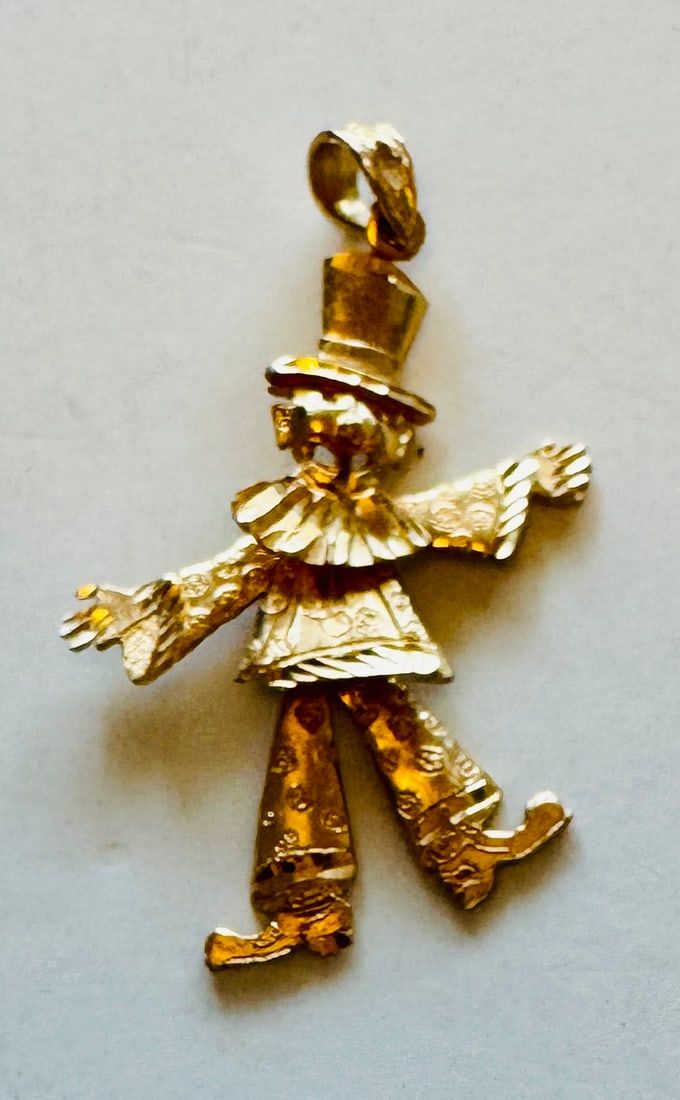 Lot 275: 14k Gold reticulated clown pendant