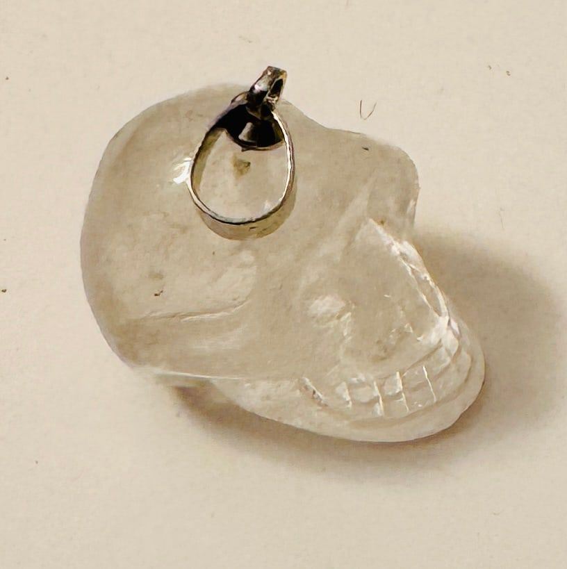 Lot 322: Crystal quartz carved skull pendant