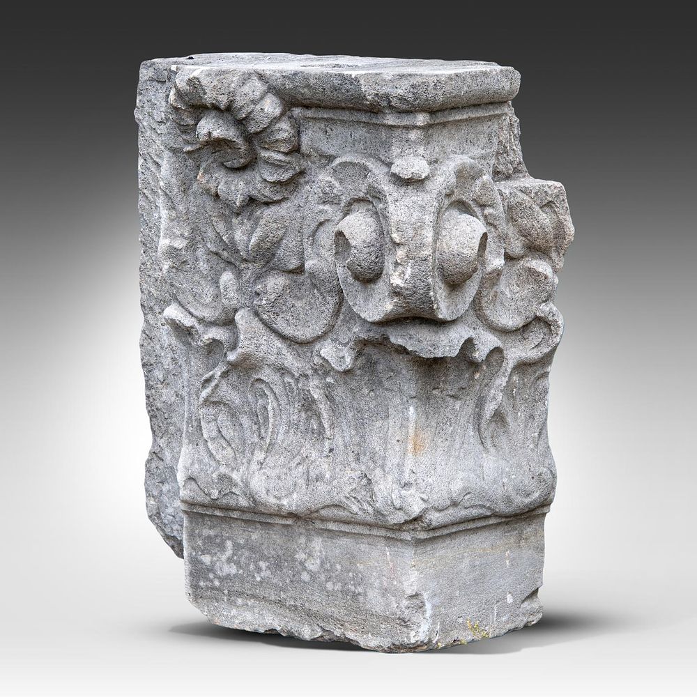 A fragment of an 18thC sandstone Corinthian capital 59 x 57 x 31 cm. (23.2 x 22.4 x 12.2 in.). A 