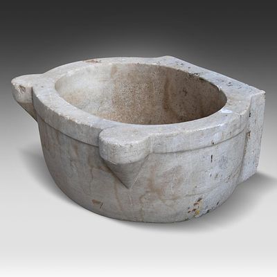 An Italian marble vessel sink, 21 x 51 x 40 cm. (8.2 x 20.0 x 15 3/4 in.). An Italian marble 