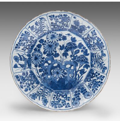 A Chinese blue and white floral decorated large plate, Kangxi period, dia 35,5 cm. A Chinese 