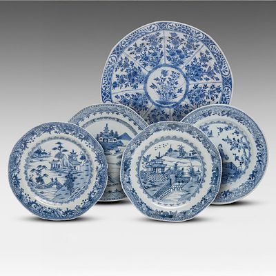 Four Chinese blue and white plates, incl. a floral decorated large plate, Kangxi period - 18thC 