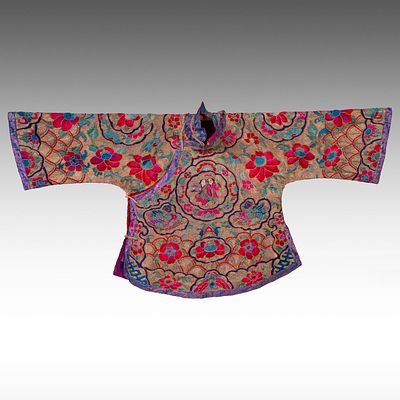 A Chinese silk vest, metallic (gilt) and silk threads, late Qing/20thC, 123 x 64,5 cm. A 