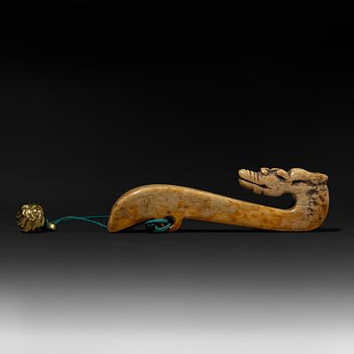 An ivory belt buckle shaped like a coiling dragon, Ming dynasty (17thC), H 8 cm - 16g (+). Y Y 