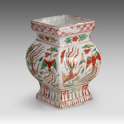A Chinese wucai 'Phoenix' rectangular zun vase, marked Jiajing, H 16 cm. A Chinese wucai 