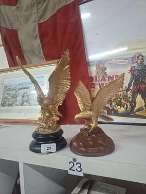 2x eagle statues