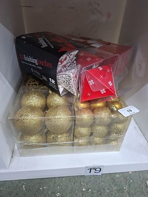 xmas decorations gold balls napkins finishing touches