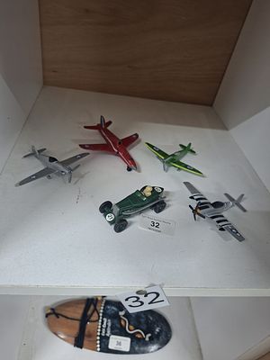 4x metal plains and a car