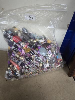 Over 2kg of assorted vintage beads