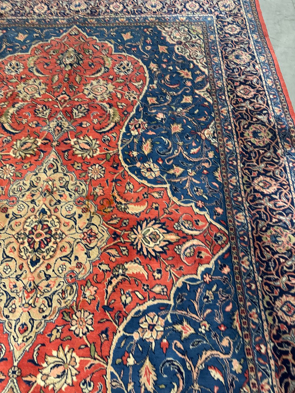 Handmade sarough . beautiful and unique sarouk handmade carpet , very elegant with stunni ng 