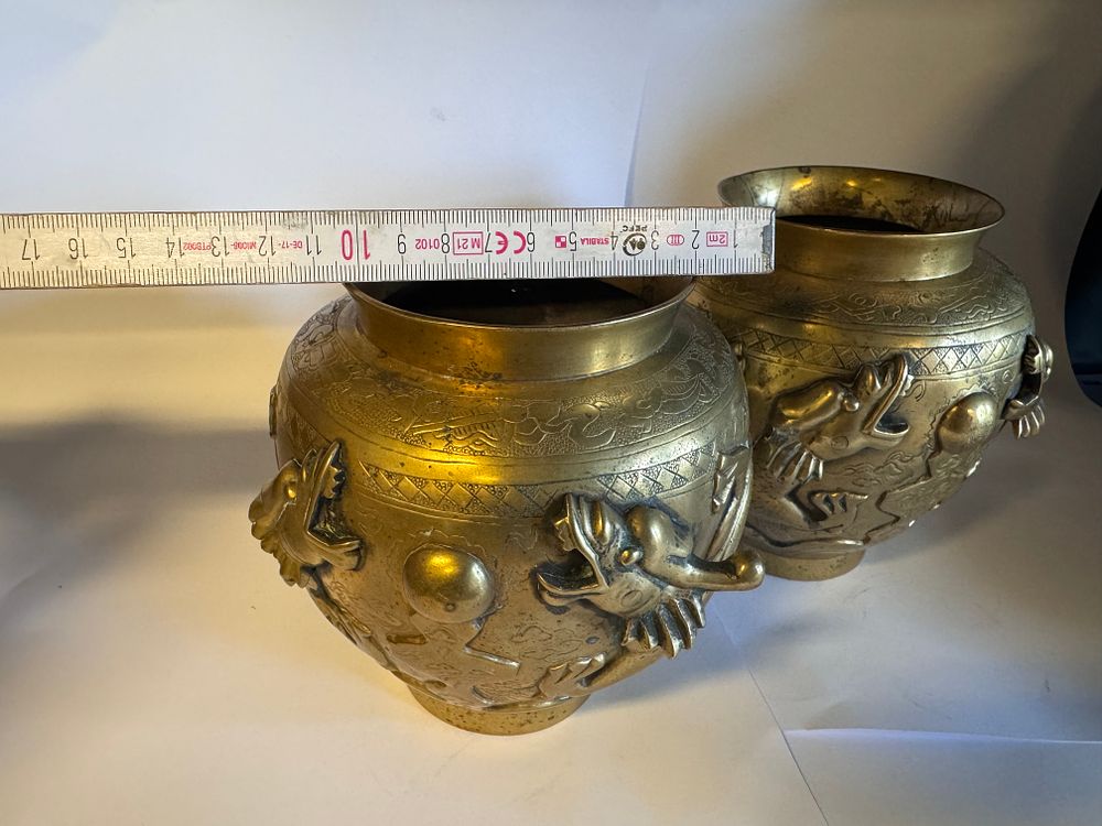 chiness. The phrase translates to: 
**"Pair of double-gourd-shaped bronze vases, China; 