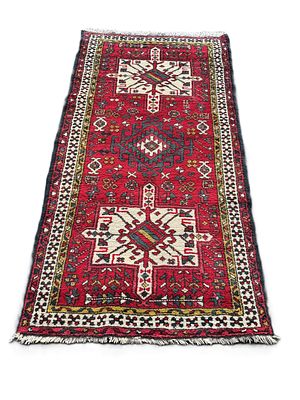Handmade Antique rug from Heriz 
Size : 180 cm x 100 cm 
Heriz rugs come from cluster of 