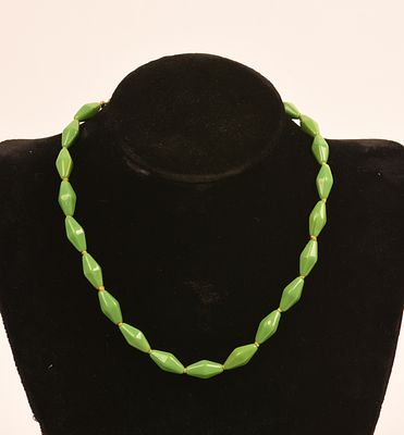 Vintage Green Beaded Necklace. Length 17 inches.