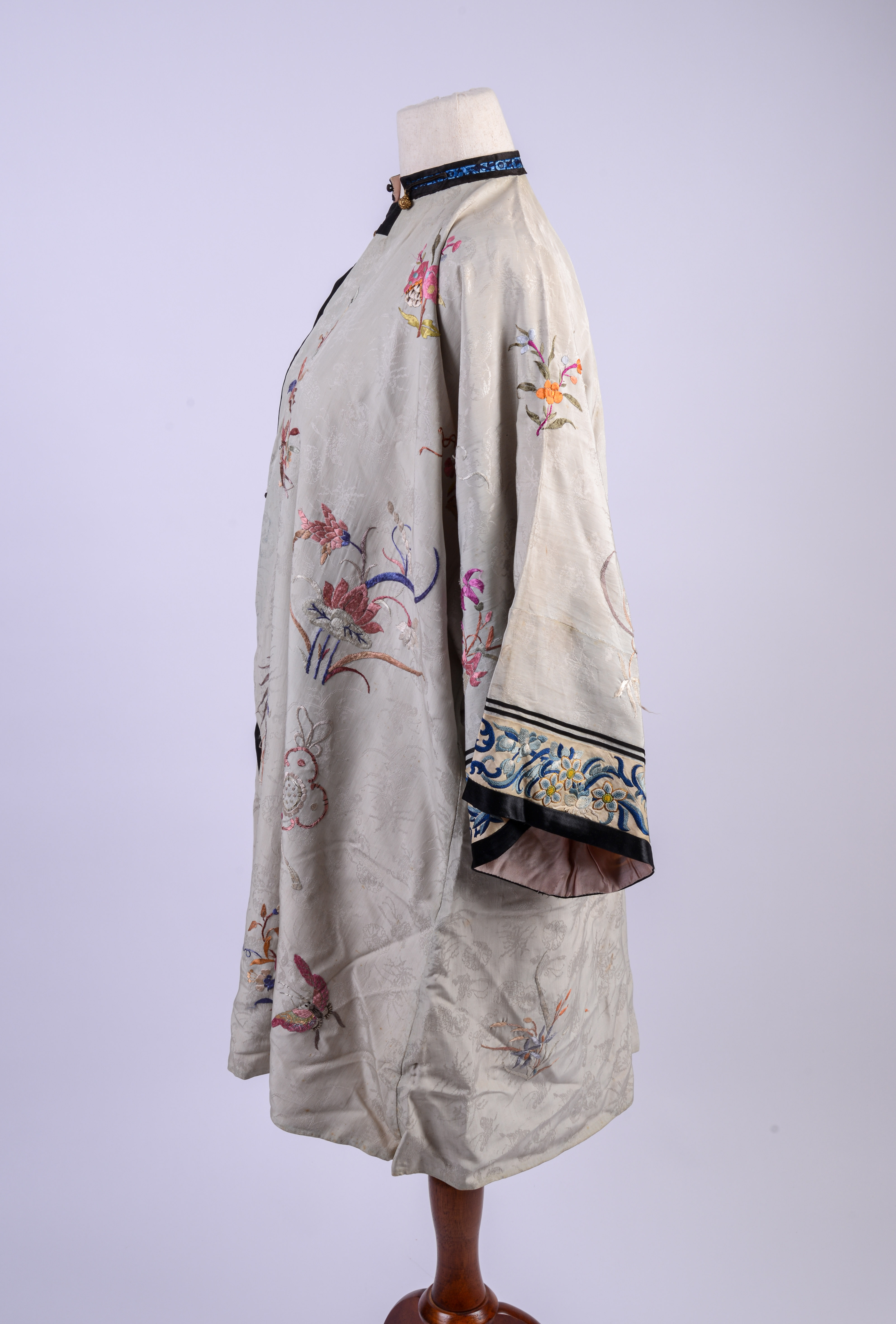 Lot 133 - CHINESE EMBROIDERED SILK ROBE. | Casco Bay Auctions