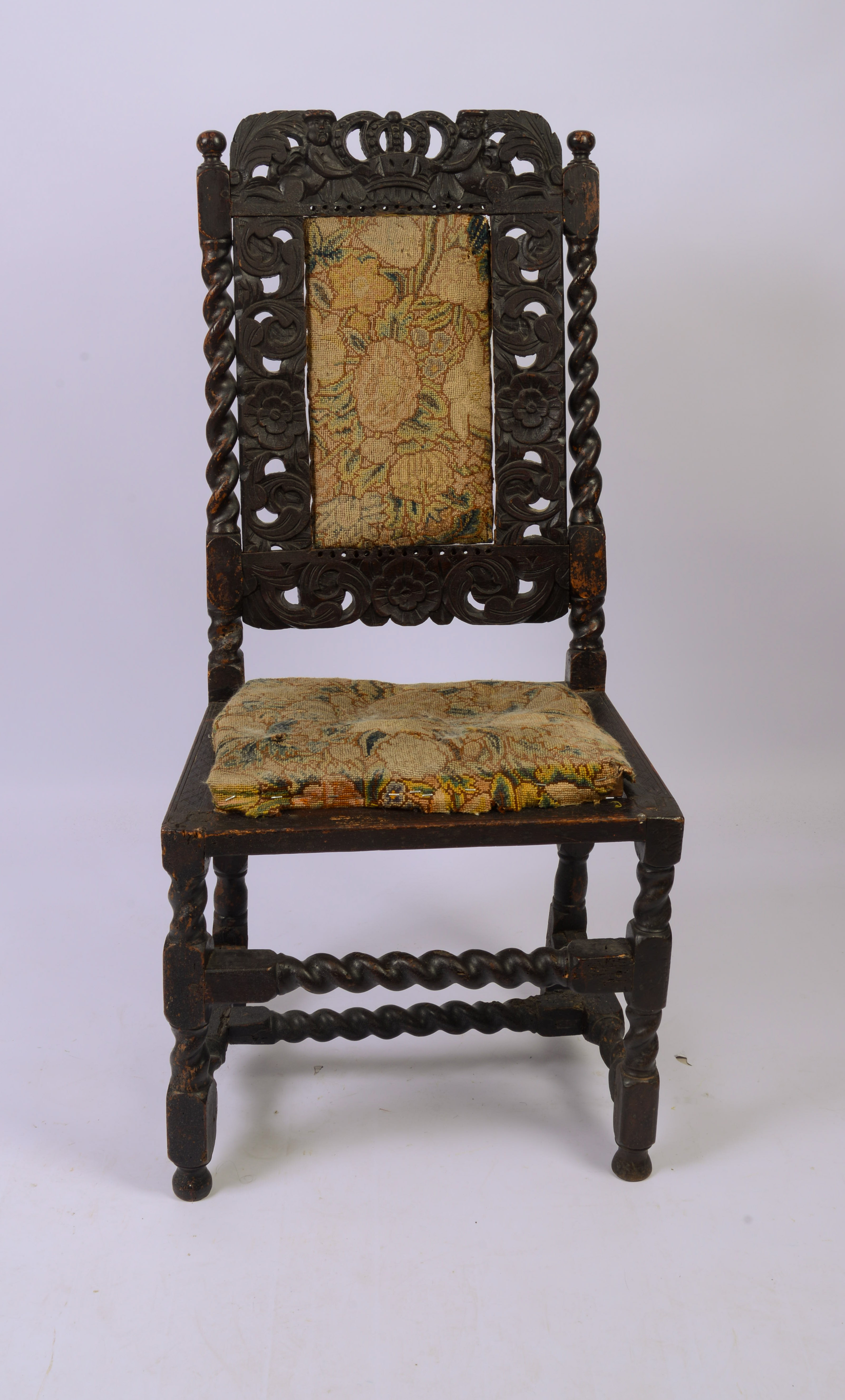 17TH CENTURY ENGLISH CARVED SIDE CHAIR.