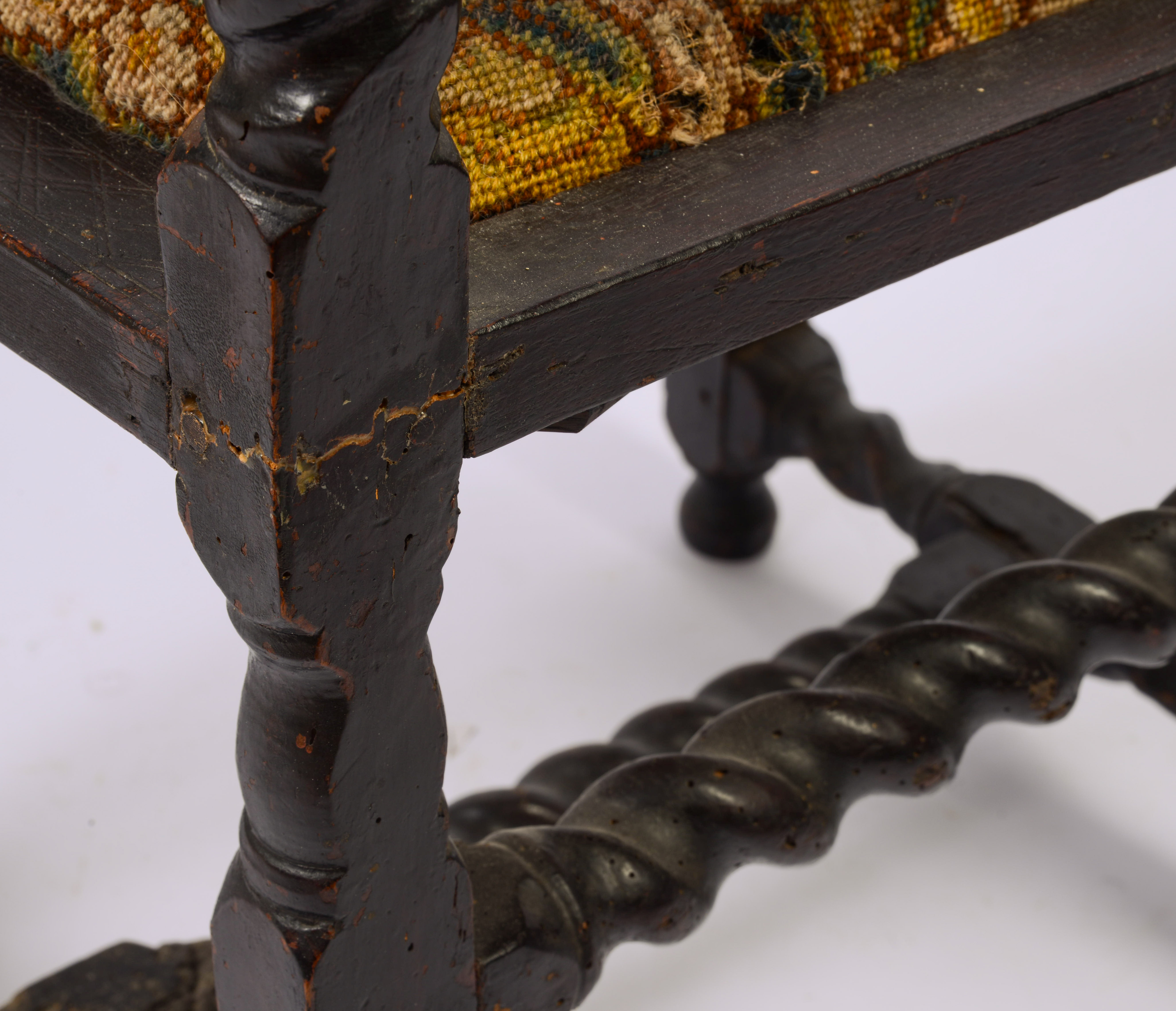 17TH CENTURY ENGLISH CARVED SIDE CHAIR.