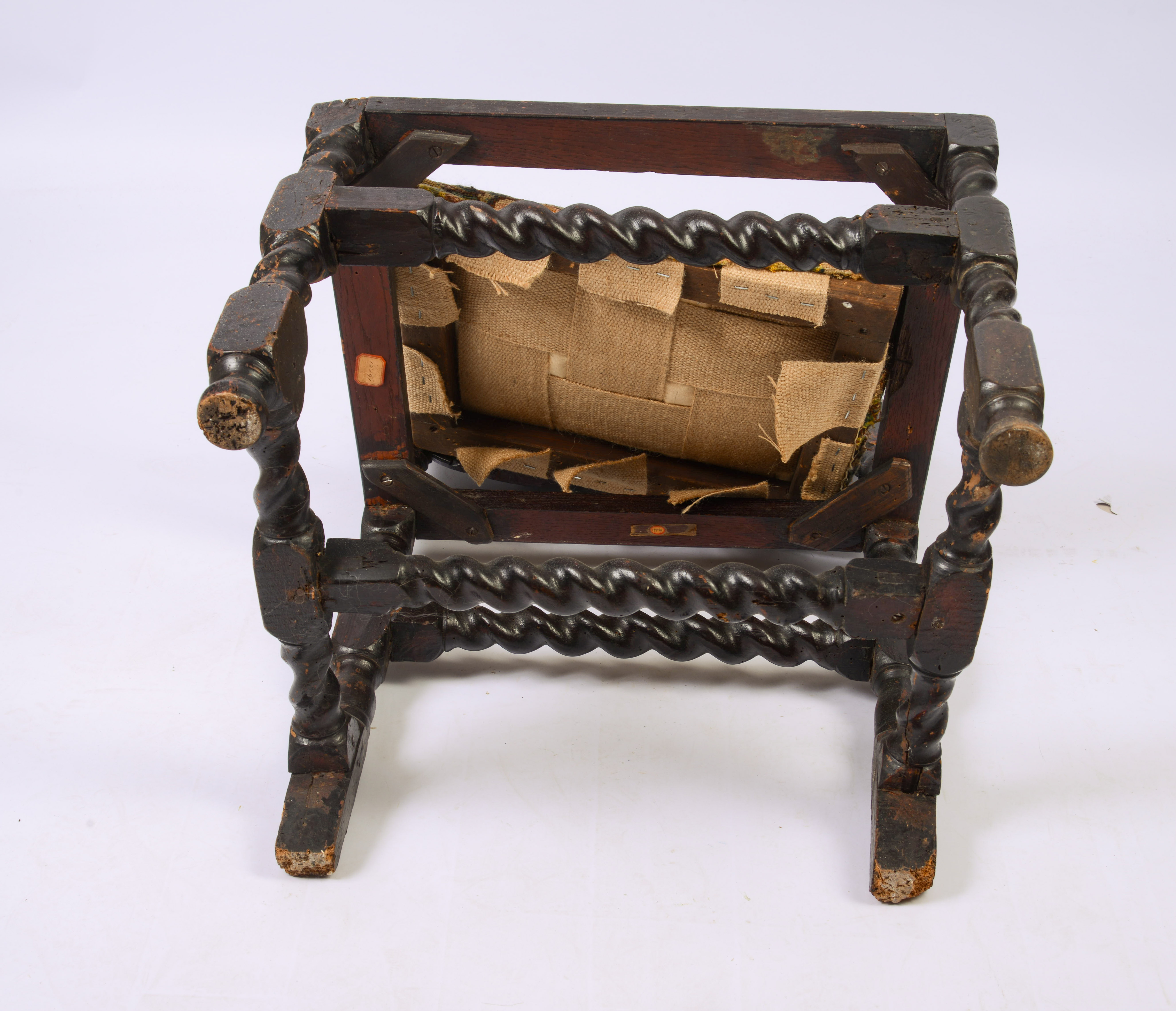 17TH CENTURY ENGLISH CARVED SIDE CHAIR.