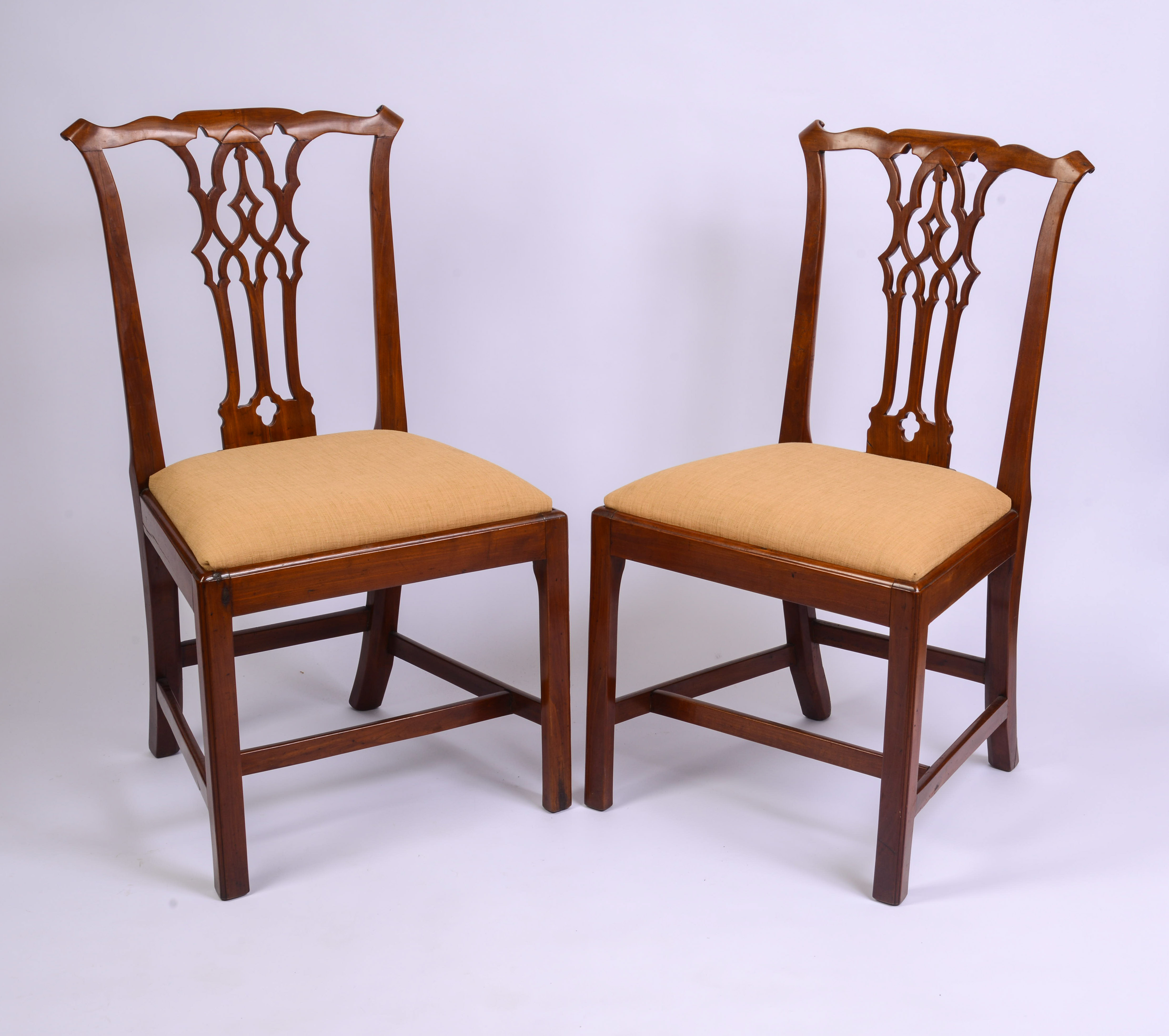 FOUR HEPPLEWHITE CHERRY SIDE CHAIRS.