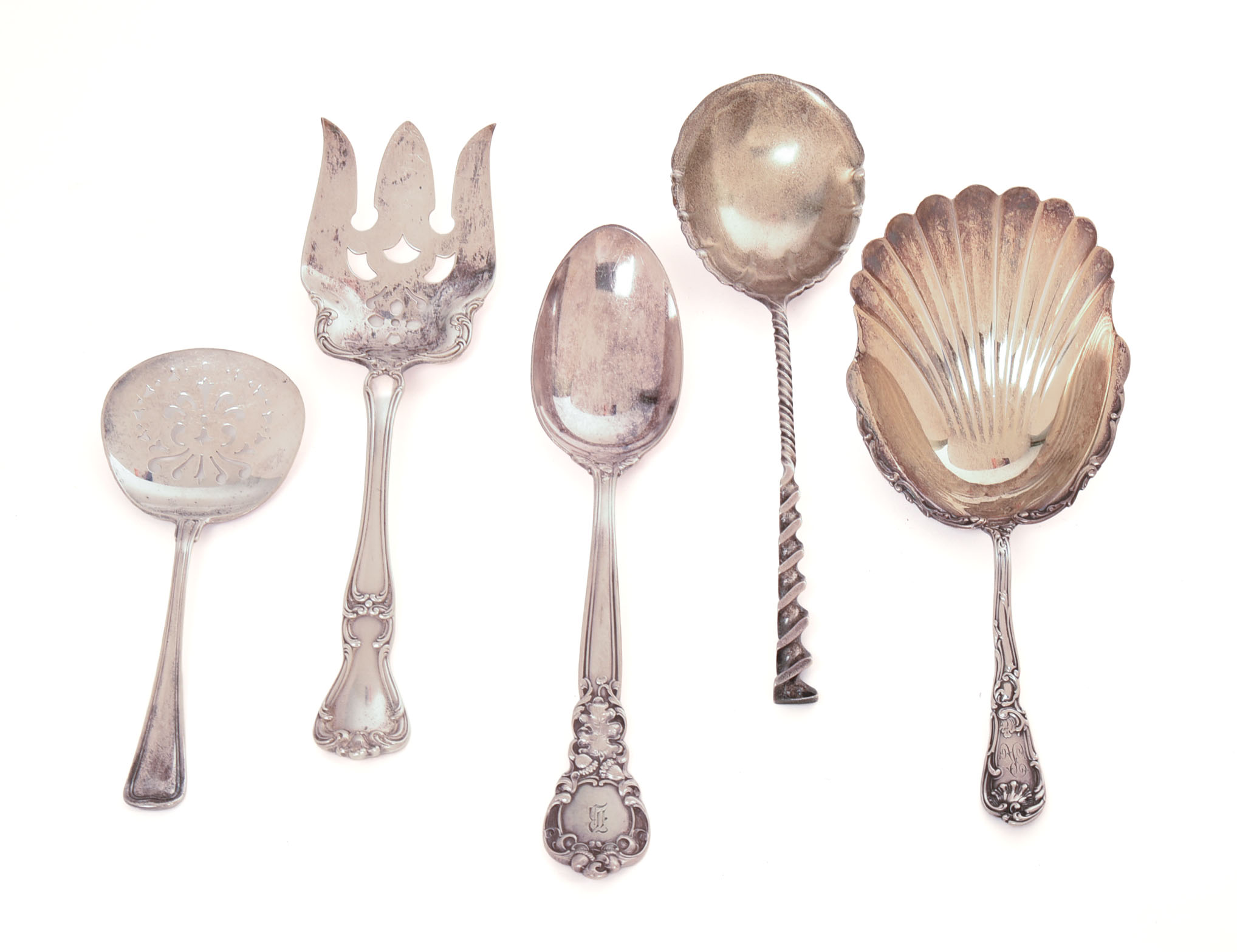 FIVE STERLING SILVER SERVING PIECES.