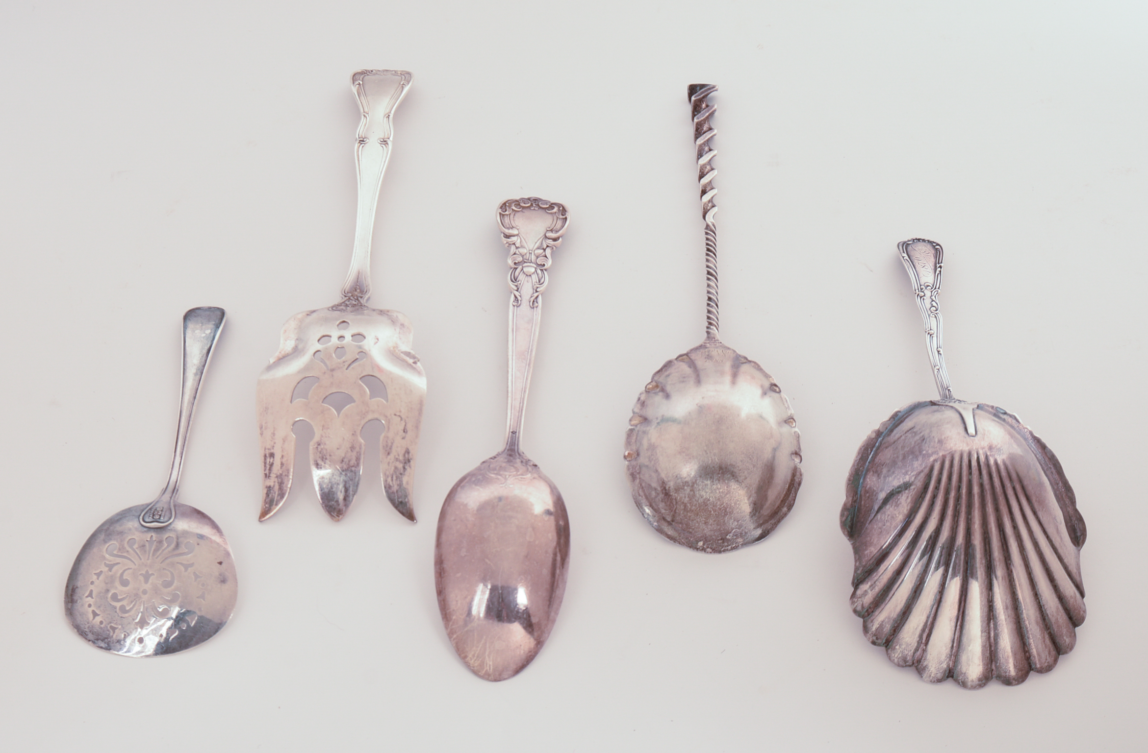 FIVE STERLING SILVER SERVING PIECES.