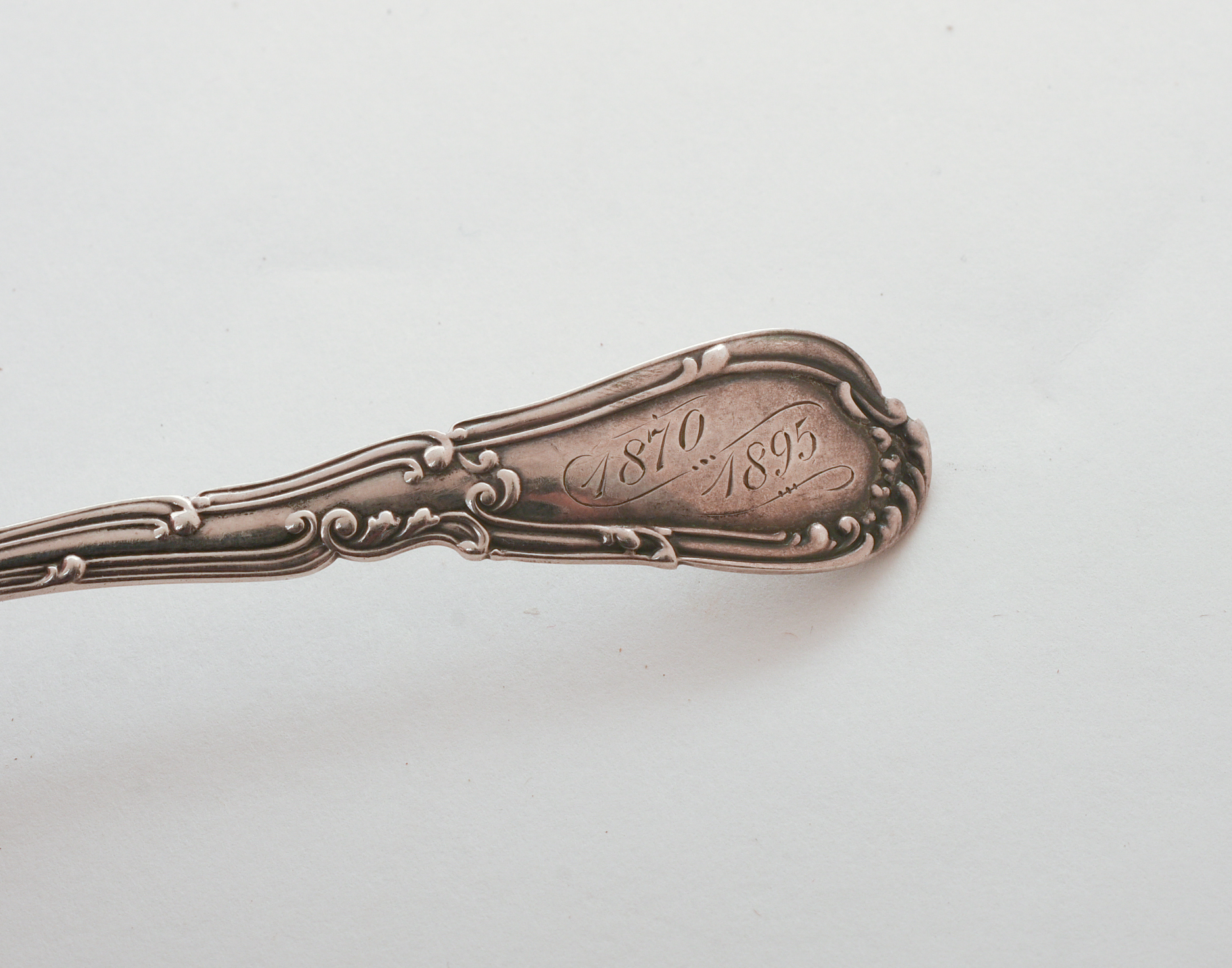 FIVE STERLING SILVER SERVING PIECES.