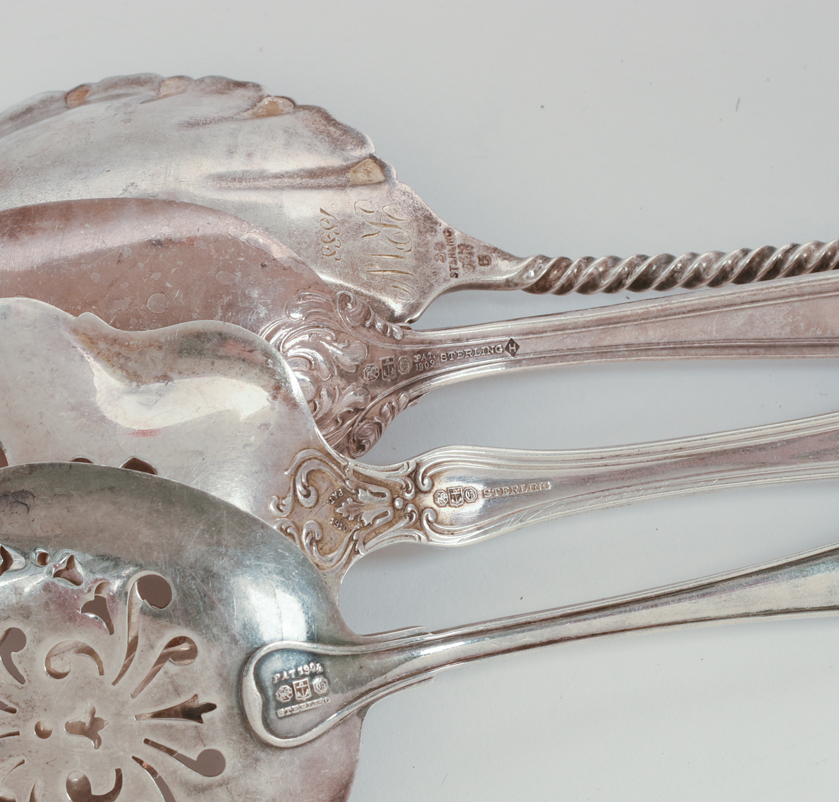 FIVE STERLING SILVER SERVING PIECES.
