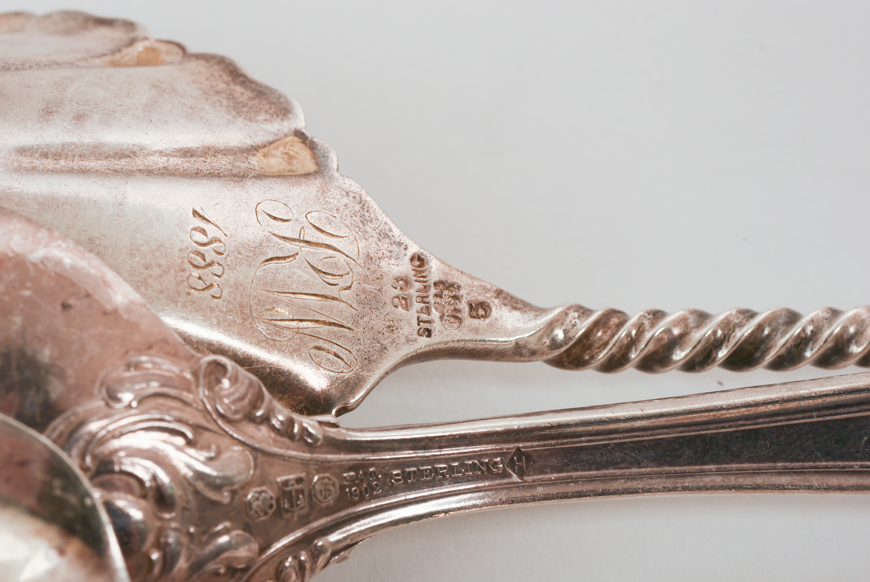 FIVE STERLING SILVER SERVING PIECES.