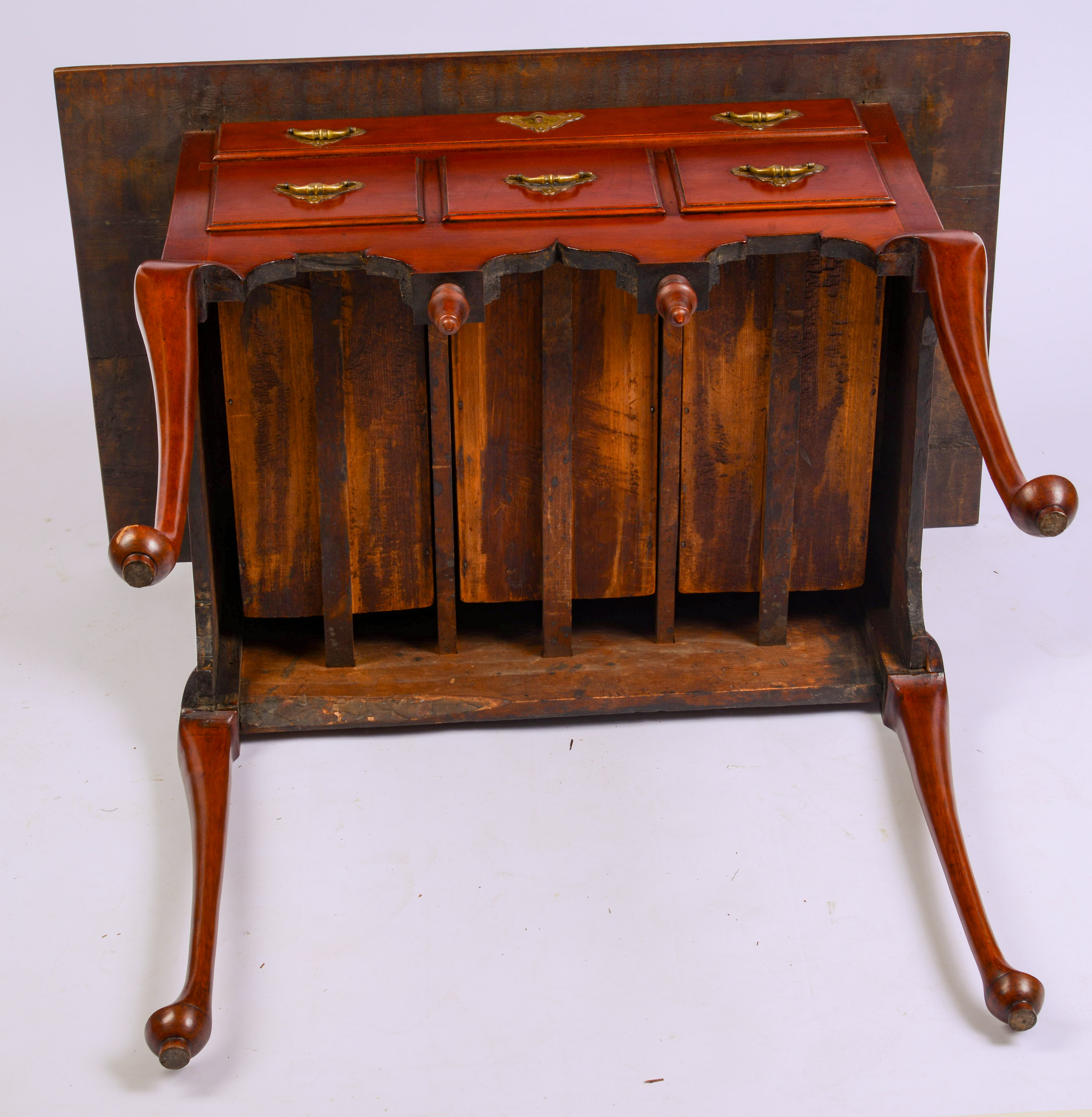 DIMINUTIVE CONNECTICUT QUEEN ANNE LOWBOY.