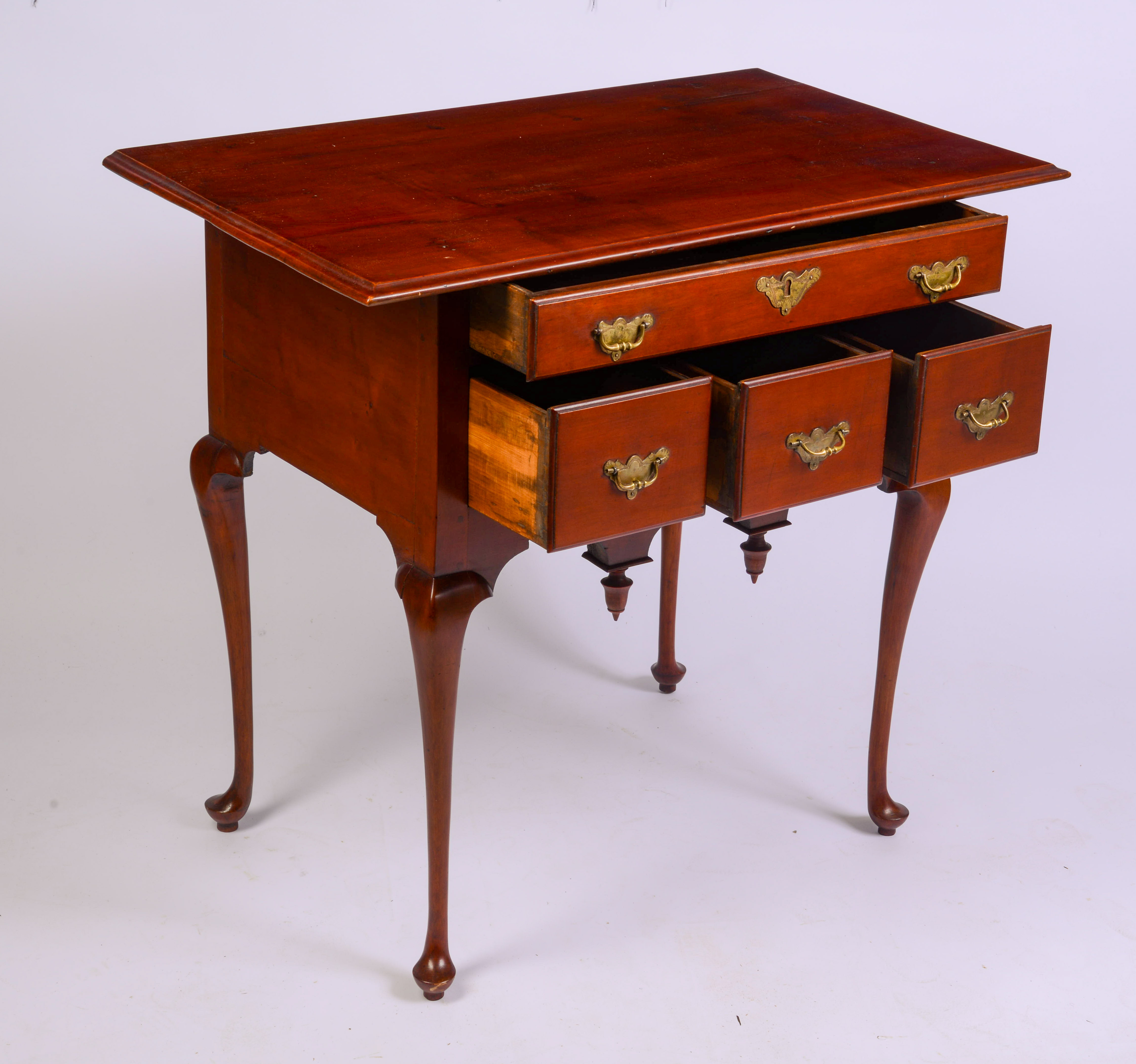 DIMINUTIVE CONNECTICUT QUEEN ANNE LOWBOY.