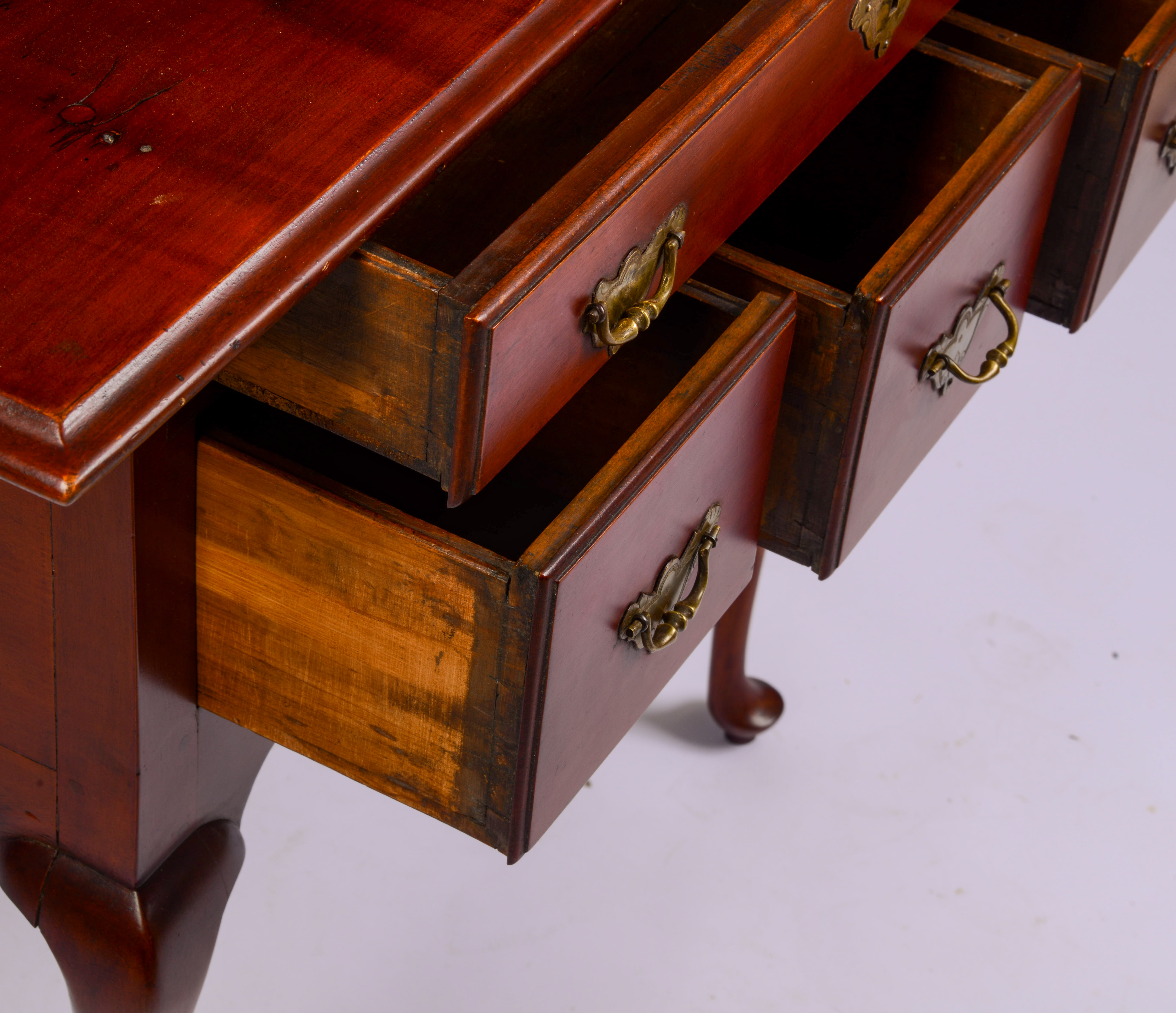 DIMINUTIVE CONNECTICUT QUEEN ANNE LOWBOY.