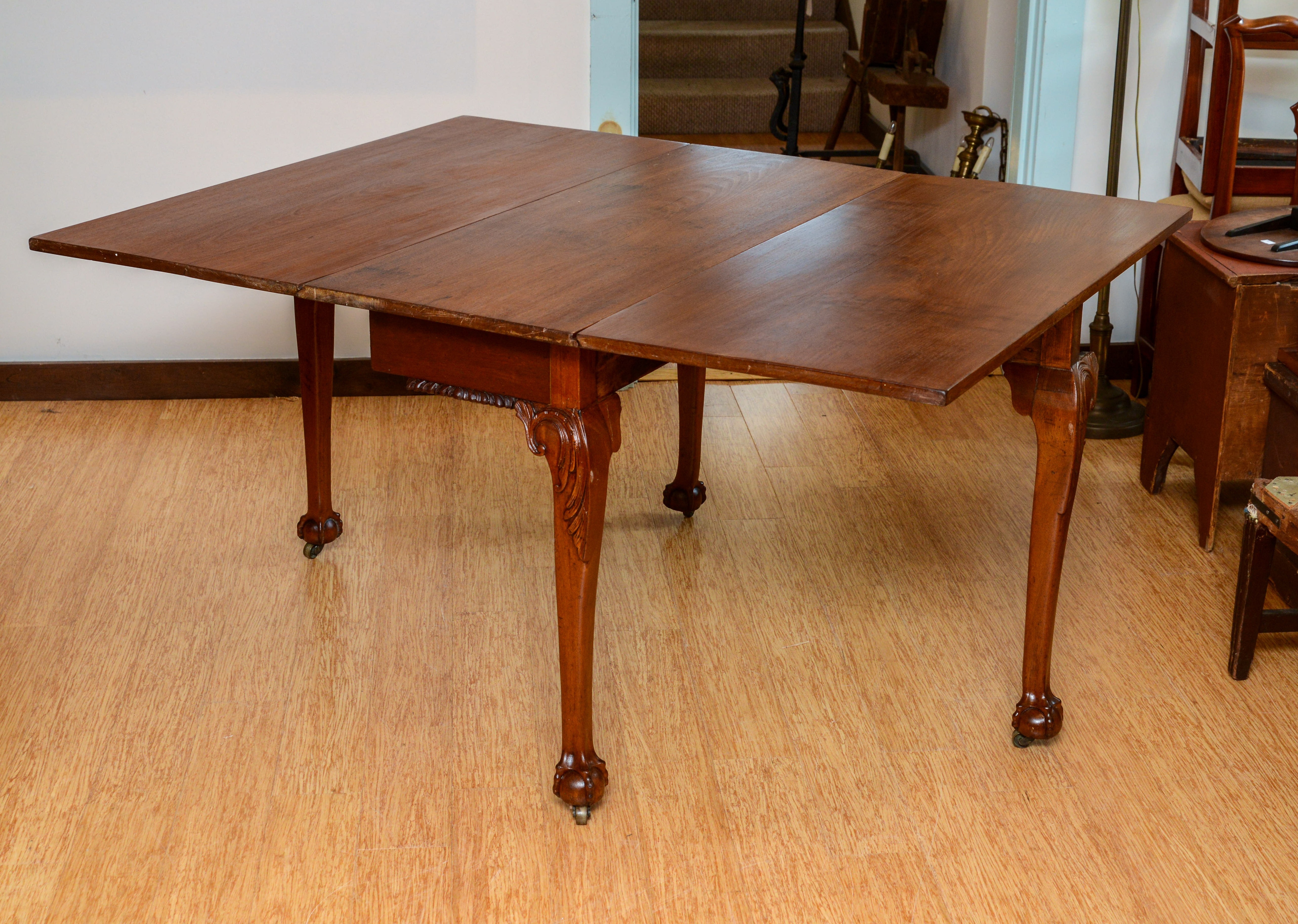 18TH CENTURY CHIPPENDALE WALNUT DROP-LEAF TABLE.