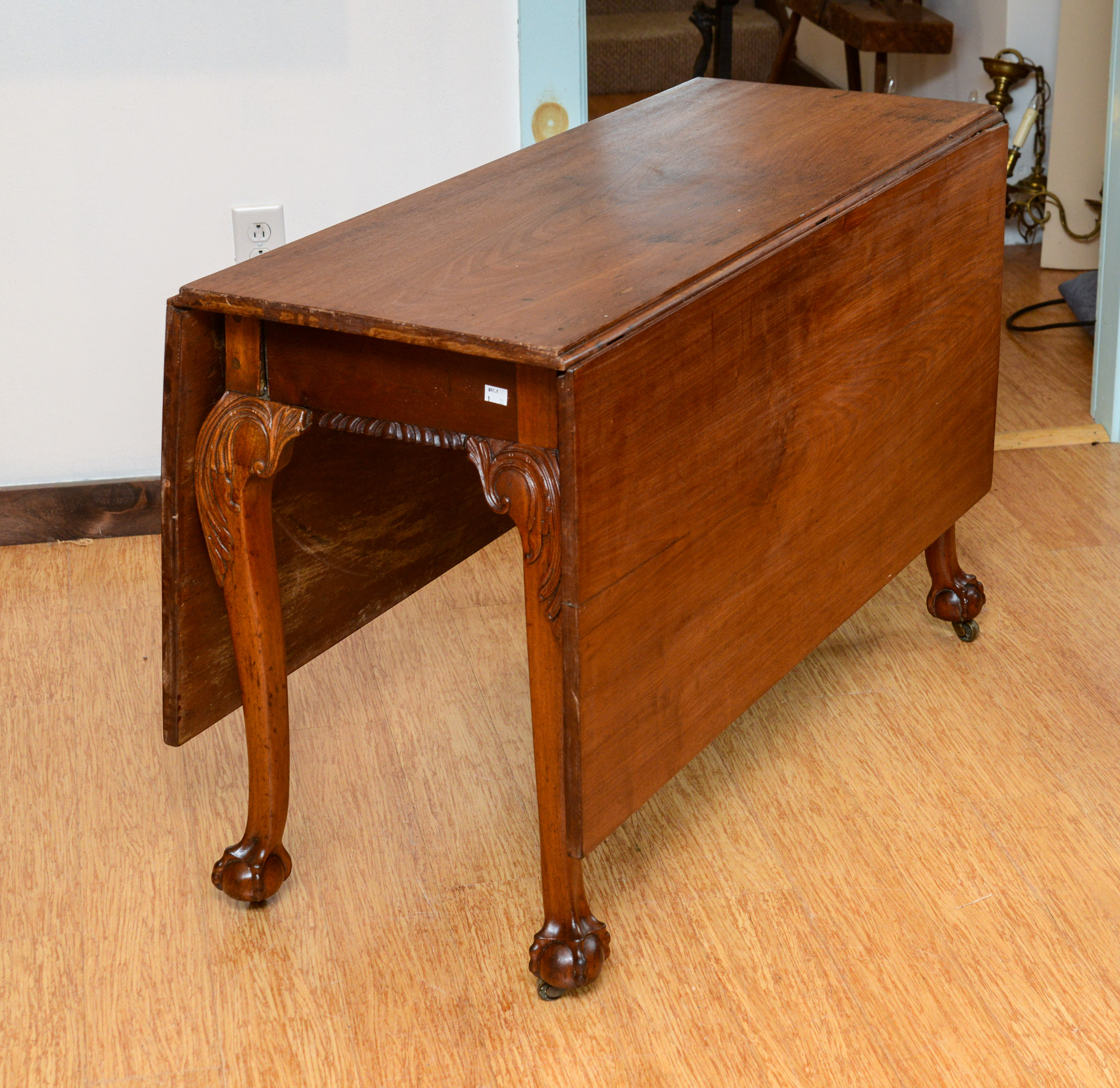 18TH CENTURY CHIPPENDALE WALNUT DROP-LEAF TABLE.