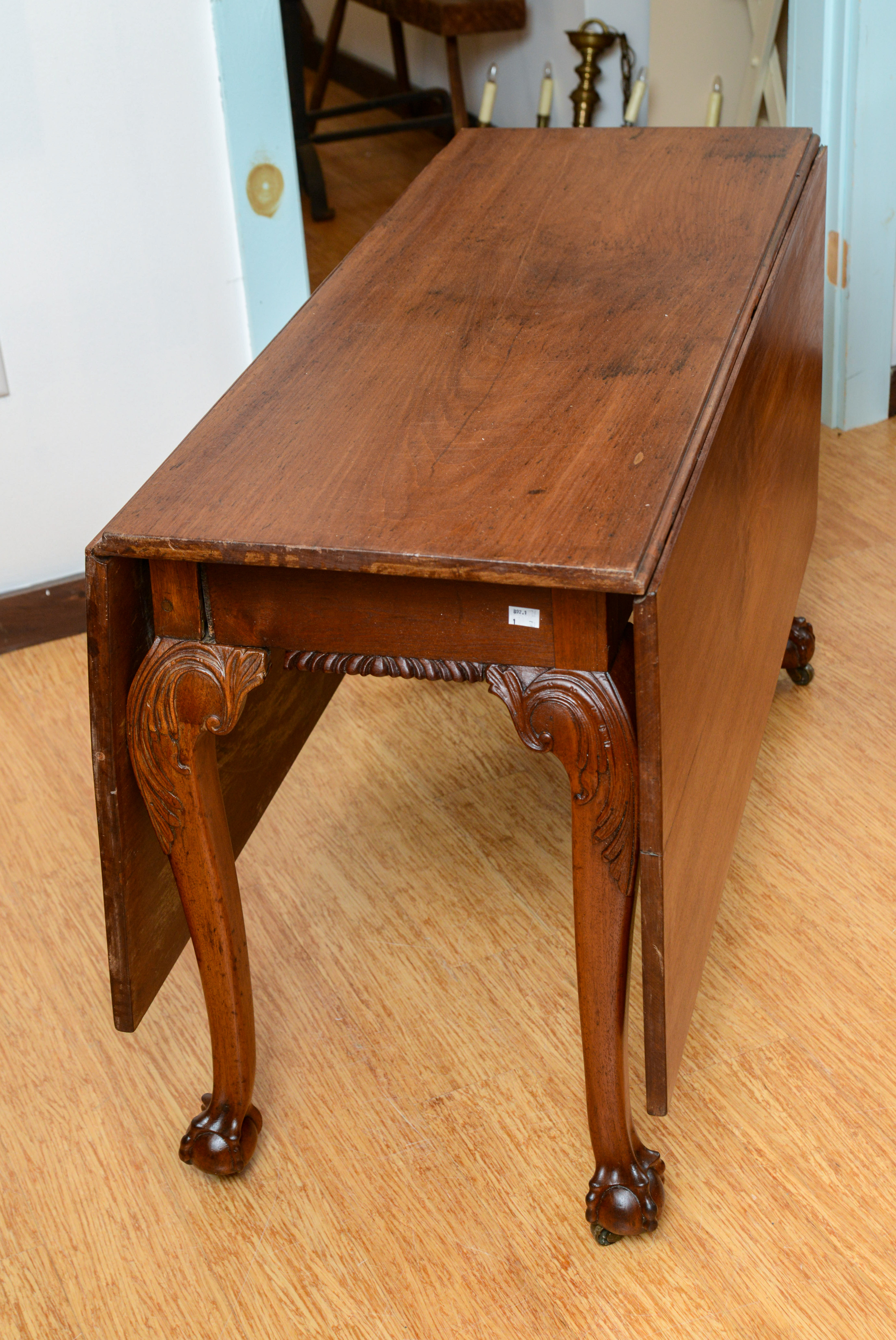 18TH CENTURY CHIPPENDALE WALNUT DROP-LEAF TABLE.