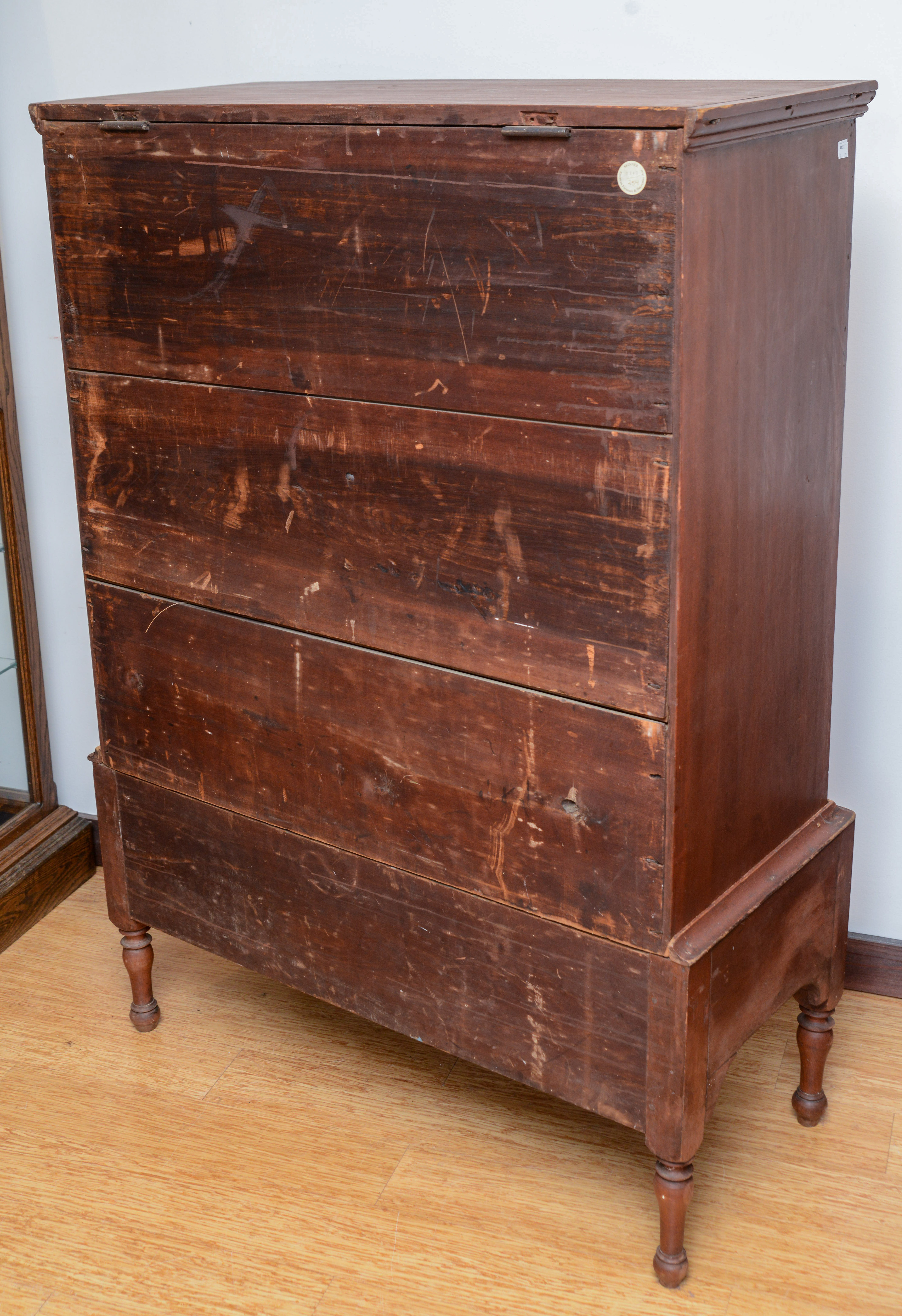 COUNTRY QUEEN ANNE CHEST ON FRAME.
