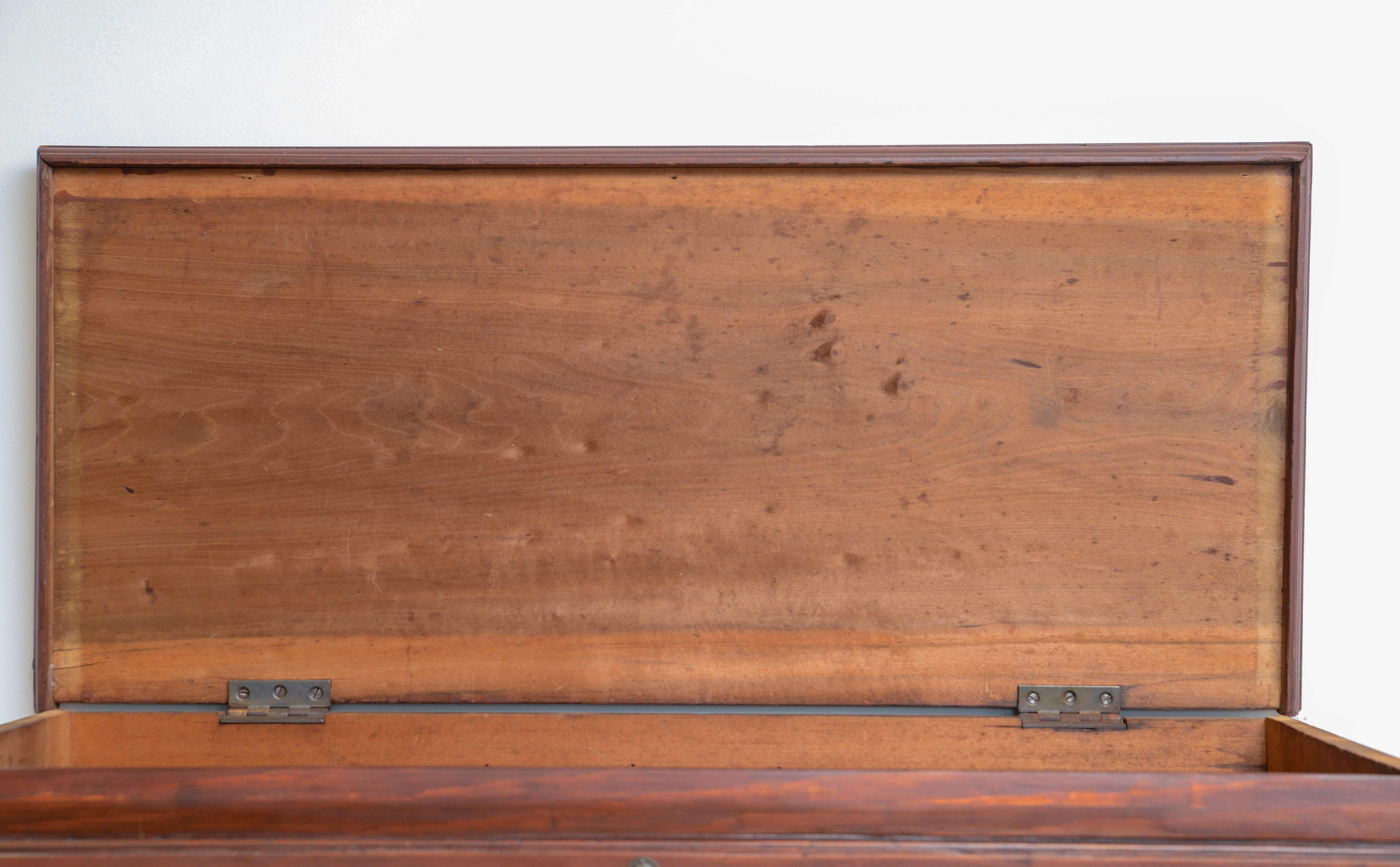 COUNTRY QUEEN ANNE CHEST ON FRAME.