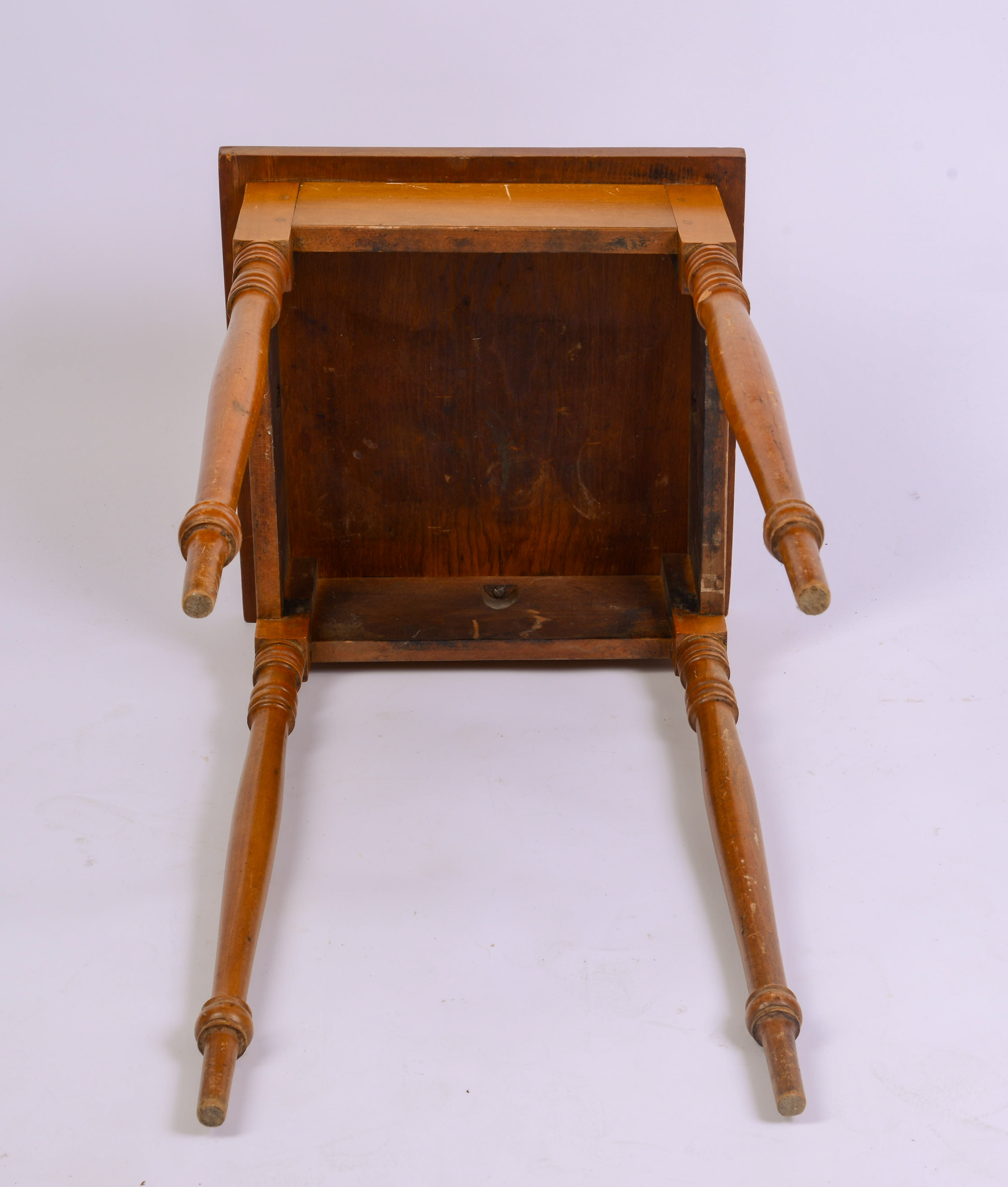 PENNSYLVANIA FEDERAL SPLAY LEG STAND.
