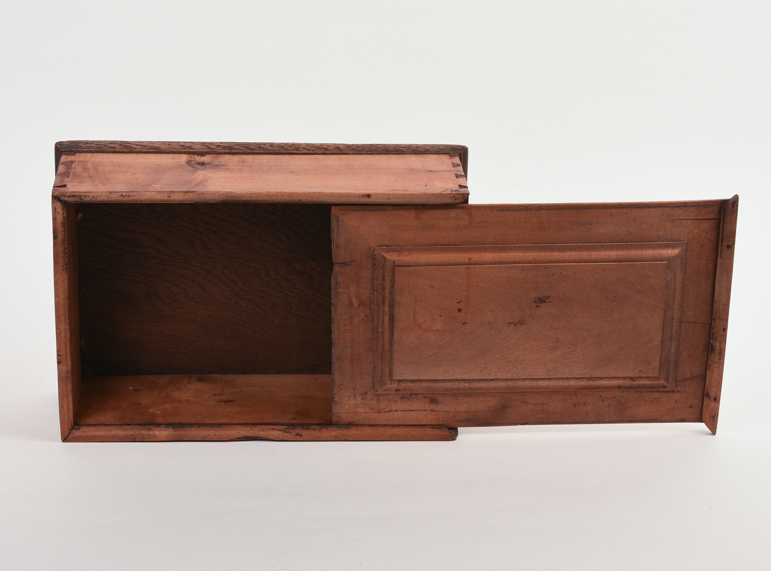 19TH CENTURY NEW ENGLAND MAPLE CANDLEBOX.